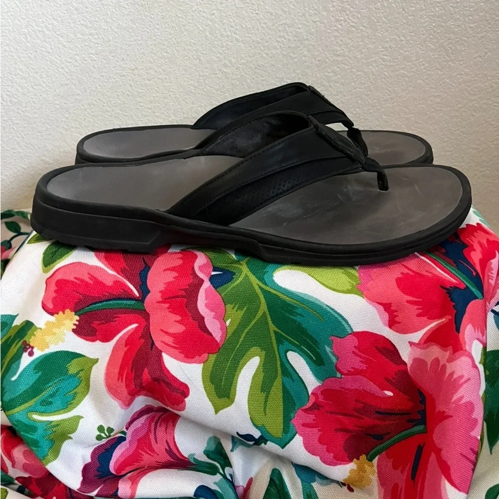 Vionic men’s leather flip flops. Size 11